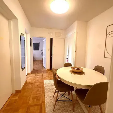 Entire 2 Bedrooms Up To 4 Guests Appartement *