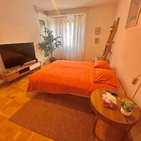 Entire 2 Bedrooms Up To 4 Guests
